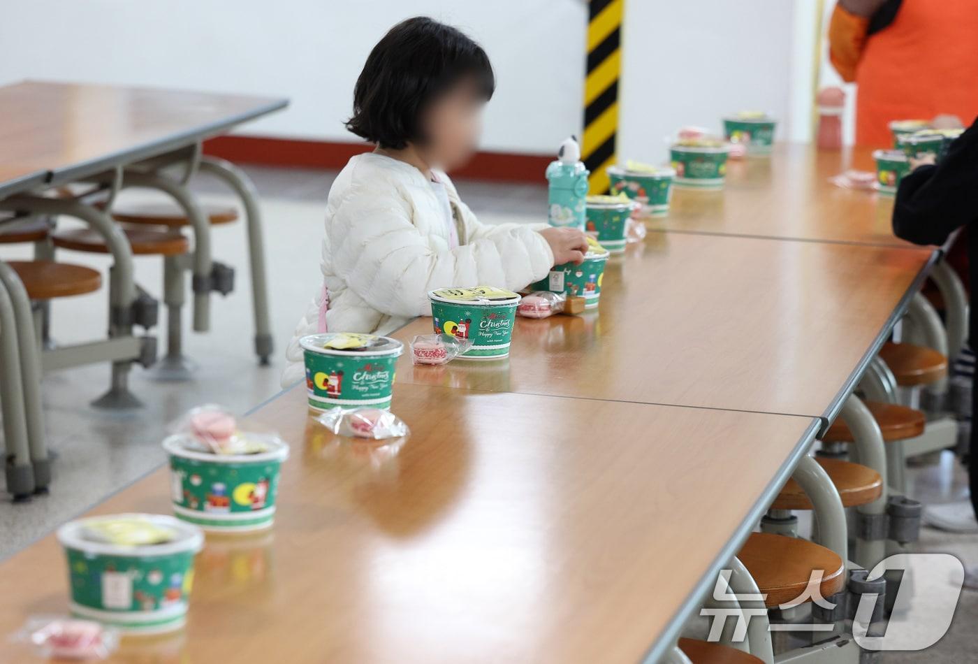 전국학교비정규직연대회의가 파업에 들어간 5일 대구의 한 초등학교 급식실에서 학생들이 대체식으로 점심 식사를 하고 있다. 2025.12.5/뉴스1 ⓒ News1 공정식 기자