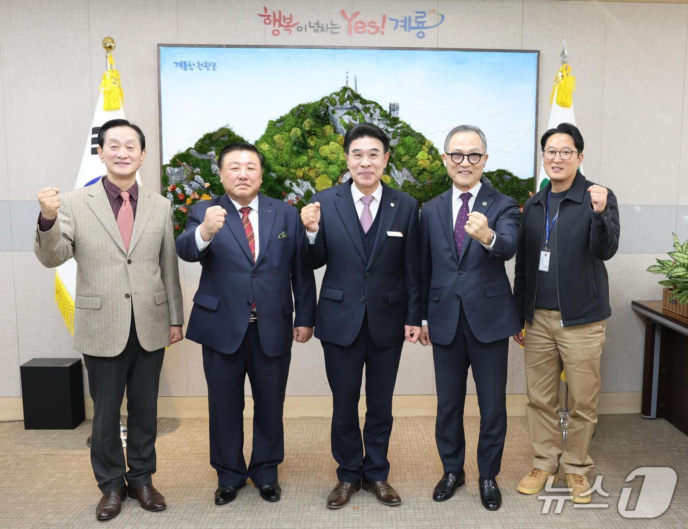 본문 이미지 - 계룡시문화관광재단&#40;이사장 이응우&#41;은 5일 한국전쟁헌충사업회와 업무협약&#40;MOU&#41;을 체결했다.  &#40;계룡시 제공.재판매 및 DB금지&#41;/뉴스1