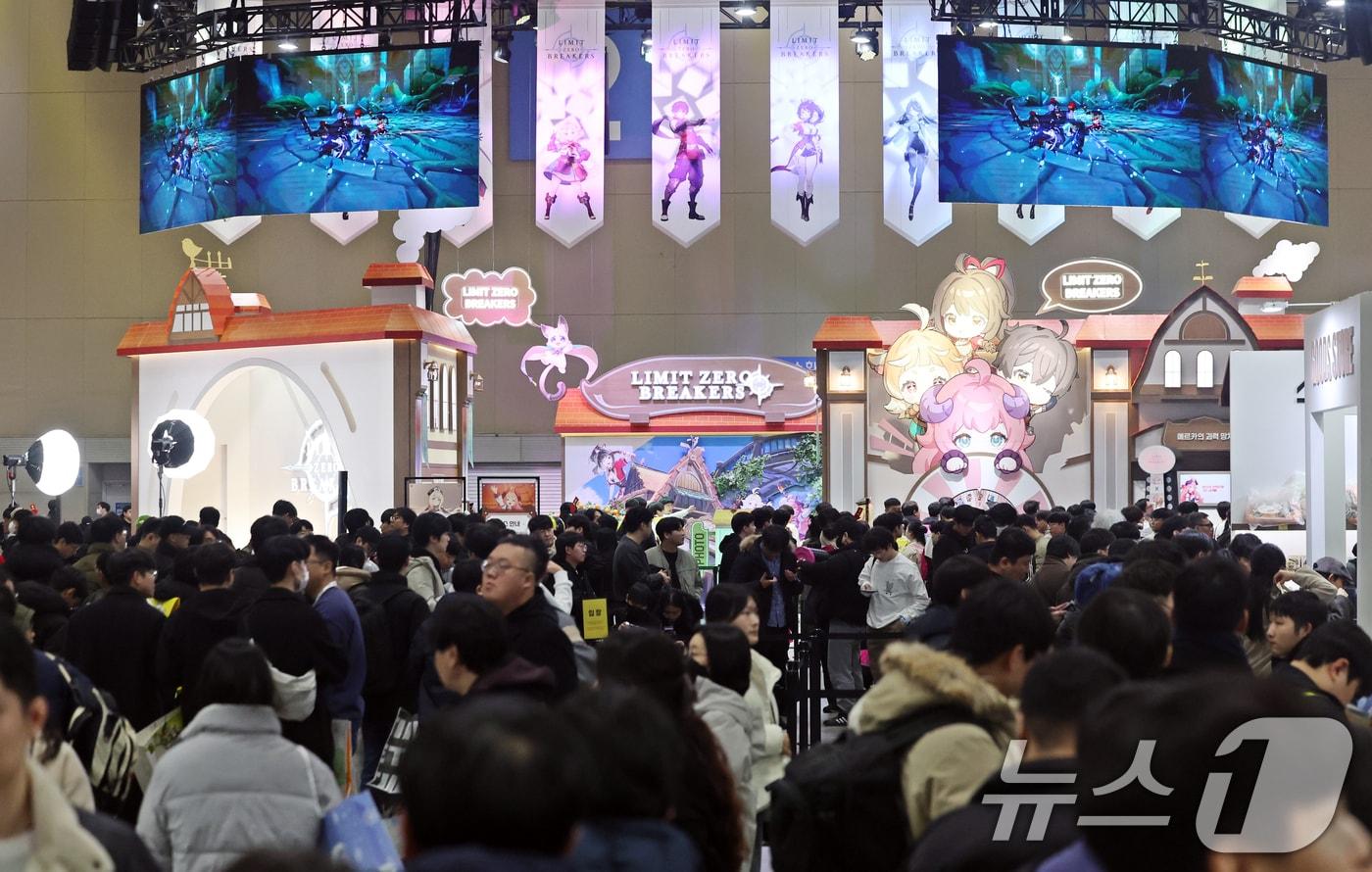 5일 오후 경기도 고양시 일산서구 킨텍스&#40;KINTEX&#41;에서 열린 &#39;애니메이션 X 게임 페스티벌&#40;AGF&#41; 2025&#39;에서 관람객들이 부스를 둘러보고 있다. 2025.12.5/뉴스1 ⓒ News1 황기선 기자