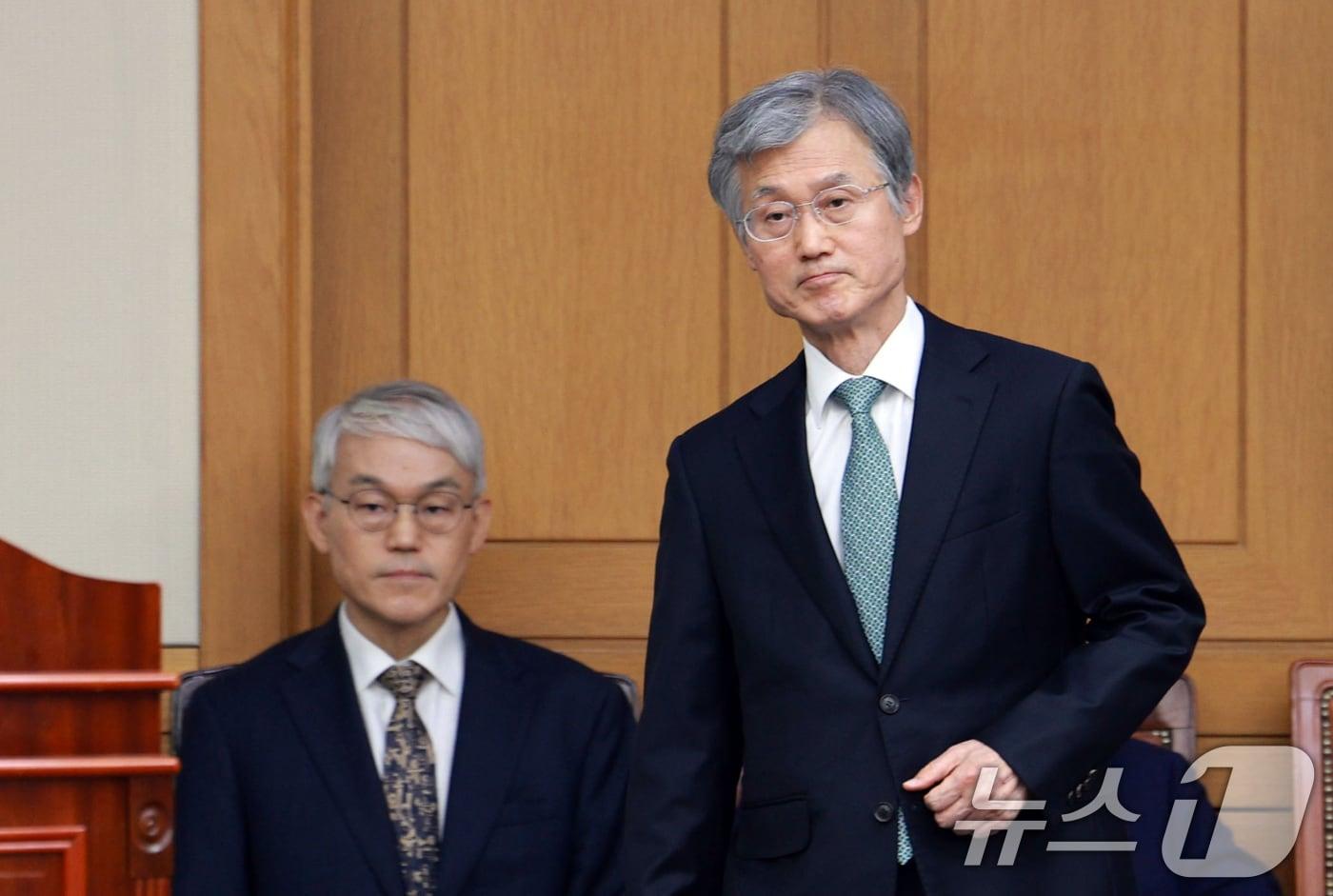 조희대 대법원장이 5일 서울 서초구 대법원에서 열린 전국법원장회의에서 인사말을 하기 위해 단상으로 발걸음을 옮기고 있다. 왼쪽은 천대엽 법원행정처장. &#40;공동취재&#41; 2025.12.5/뉴스1 ⓒ News1 장수영 기자