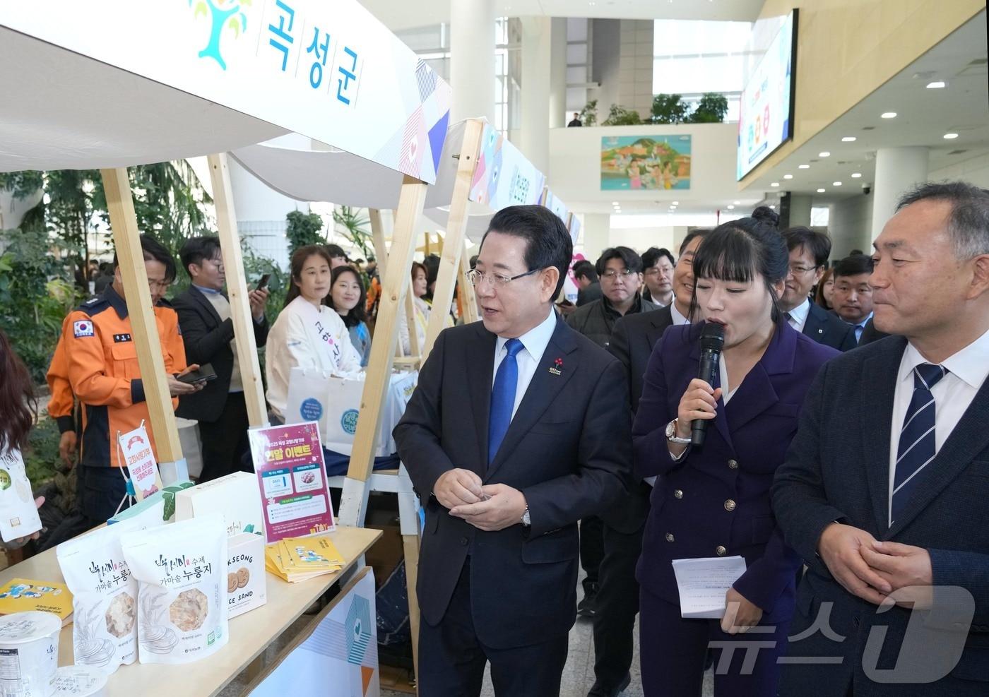 김영록 전라남도지사가 5일 도청 윤선도홀에서 열린 ‘제1회 전라남도 고향사랑 기부의 달’ 행사에 참석해 시·군 홍보관을 둘러보고 있다.(전남도 제공. 재판매 및 DB금지) 2025.12.5/뉴스1 