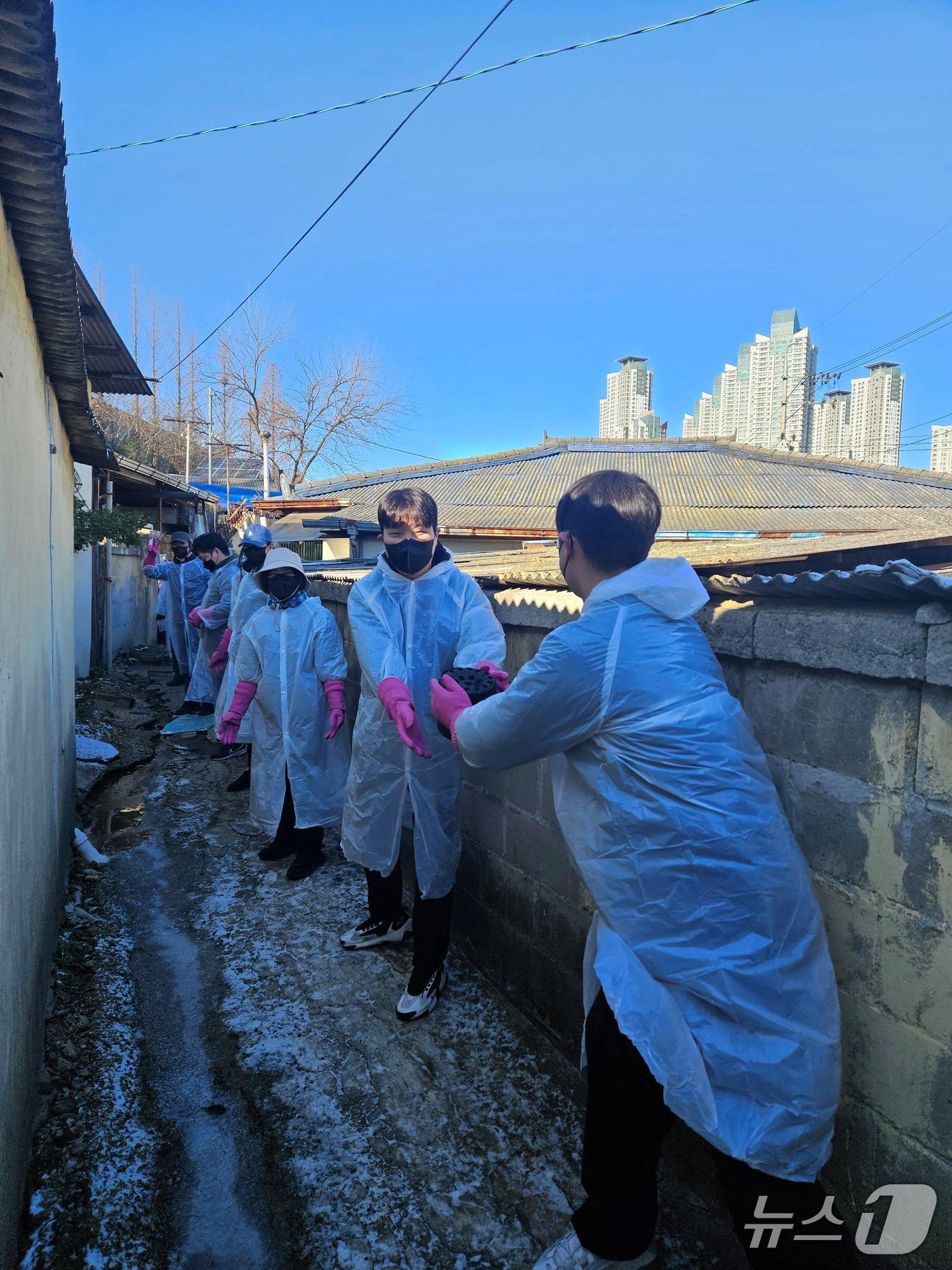 본문 이미지 - 산림청 봉사동호회 나눔을 바르는 사람들이 지역 소외계층에 연탄 1200장을 전달했다.&#40;산림청 제공.재판매 및 DB금지&#41;/뉴스1