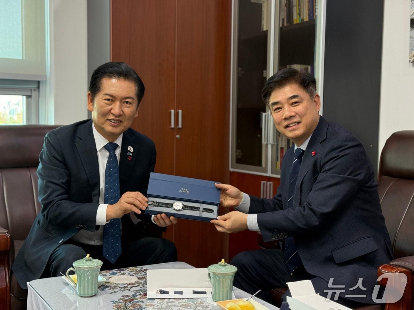 본문 이미지 - 정청래 민주당 대표가 5일 국회에서 김병욱 대통령실 정무비서관을 만난 자리에서 &#39;이재명 대통령 손목시계&#39;를 전달받고 기념 촬영을 하고 있다. &#40;정청래 대표 페이스북&#41;
