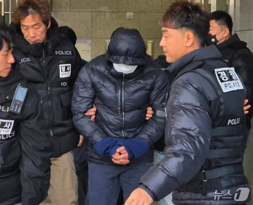 본문 이미지 - 강원 양양군청 직장 내 괴롭힘 의혹 피의자 A 씨가 5일 오후 춘천지법 속초지원에서 열린 구속 전 피의자 심문&#40;영장실질심사&#41;을 받은 후 법정을 나서고 있다. 2025.12.5/뉴스1 ⓒ News1 윤왕근 기자