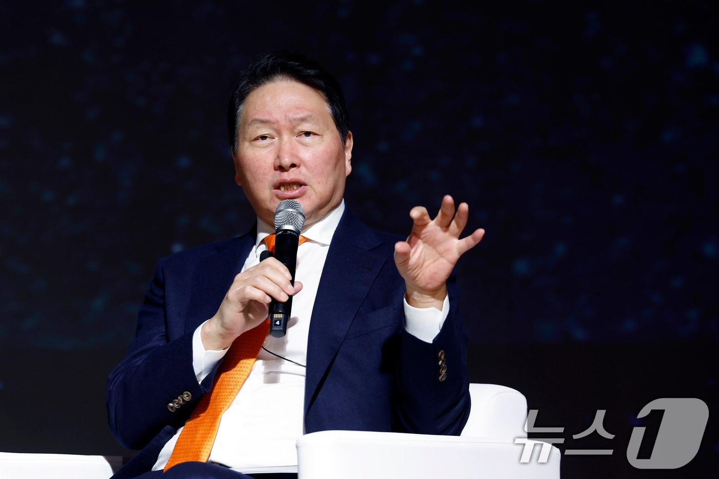 최태원 대한상공회의소 회장이 5일 오후 서울시 중구 세종대로 대한상공회의소 국제회의장에서 &#39;AI 기반의 성장과 혁신&#39;을 주제로 열린 제4회 한국은행-대한상공회의소&#40;BOK-KCCI&#41; 공동세미나에서 이창용 한국은행 총재와 특별대담을 하고 있다. 2025.12.5/뉴스1 ⓒ News1 박정호 기자