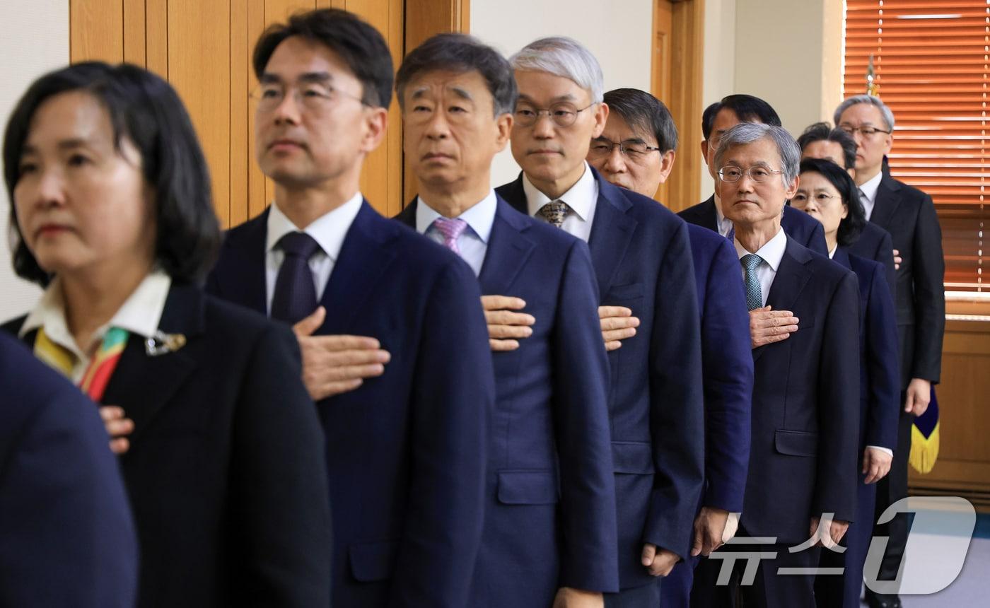 조희대 대법원장과 대법관들이 5일 오후 서울 서초구 대법원에서 열린 전국법원장회의에서 국민의례를 하고 있다. &#40;공동취재&#41; 2025.12.5/뉴스1 ⓒ News1 장수영 기자