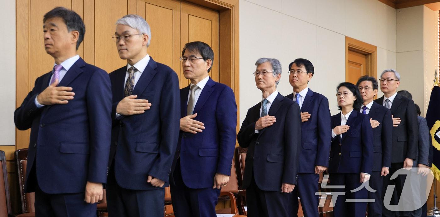 조희대 대법원장과 대법관들이 5일 오후 서울 서초구 대법원에서 열린 전국법원장회의에서 국민의례 하고 있다. &#40;공동취재&#41; 2025.12.5/뉴스1 ⓒ News1 장수영 기자