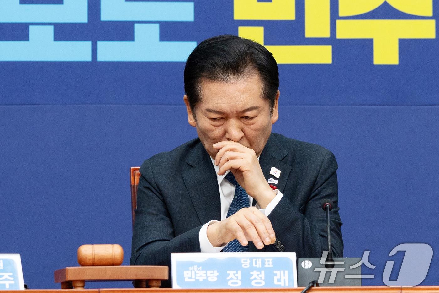 정청래 더불어민주당 대표가 5일 서울 여의도 국회에서 열린 최고위원회의에서 얼굴을 만지고 있다. 2025.12.5/뉴스1 ⓒ News1 이승배 기자