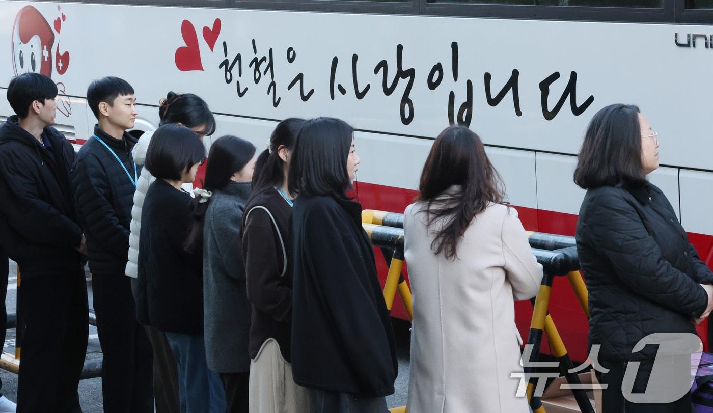 본문 이미지 - 예년보다 일찍 독감(인플루엔자)이 유행한 데다 방학에 한파 등의 영향으로 헌혈자가 줄면서 대한적십자사의 혈액 보유량이 적정 수준에 모자란 상황이 계속되고 있다. 기념품 중 하나였던 영화관람권이 재계약 문제로 지급 중단되기도 해 헌혈자 감소가 지속될 수 있다는 우려가 나온다. (사진은 기사 내용과 무관함) /뉴스1 ⓒ News1 김기태 기자