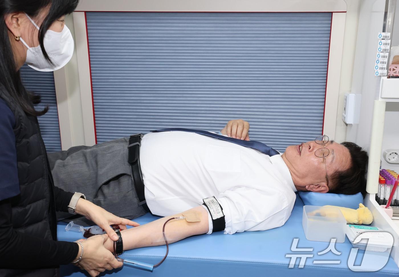 본문 이미지 - 김제선 대전 중구청장이 5일 대전 중구청에서 동절기 혈액수급 안정화를 위해 단체헌혈을 하고 있다. 중구는 최근 혈액 보유량이 감소함에 따라 지역사회의 적극적인 참여를 통해 안정적인 혈액공급을 지원하고, 생명나눔 문화 확산에 기여하기 위해 단체 헌혈을 마련했다. 2025.12.5/뉴스1 ⓒ News1 김기태 기자