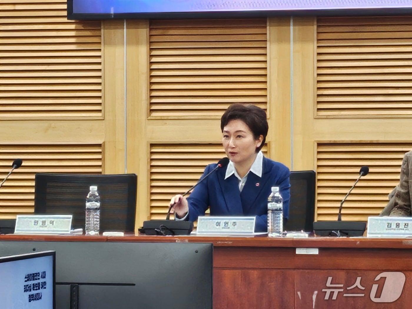 본문 이미지 - 이언주 더불어민주당 최고위원이 5일 국회 의원회관에서 열린 &#39;스테이블코인 시대 리더십 확보를 위한 정책 세미나&#39;에서 인사말을 하고 있다.