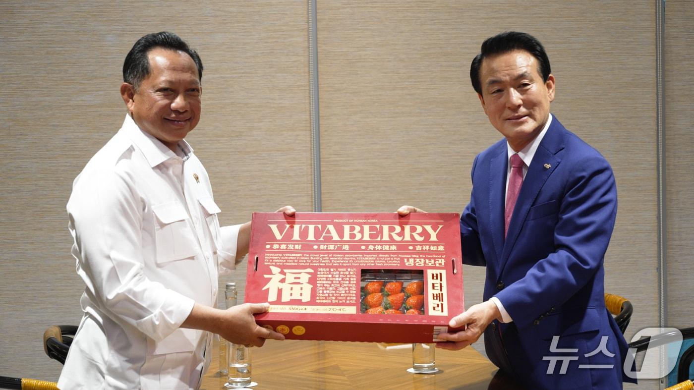 백성현 논산시장·티토 카르나비안 내무부 장관  모습&#40;논산시 제공.재판매 및 DB금지&#41;/뉴스1