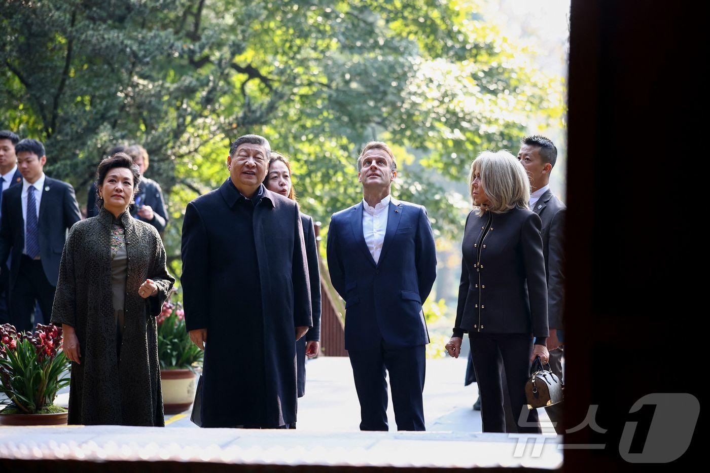 시진핑 중국 국가주석 부부와 에마뉘엘 마크롱 프랑스 대통령 부부가 5일 쓰촨성 청두 유네스코 세계문화유산 유적지인 두장옌을 방문했다. 2025.12.05 ⓒ AFP=뉴스1 ⓒ News1 정은지 특파원