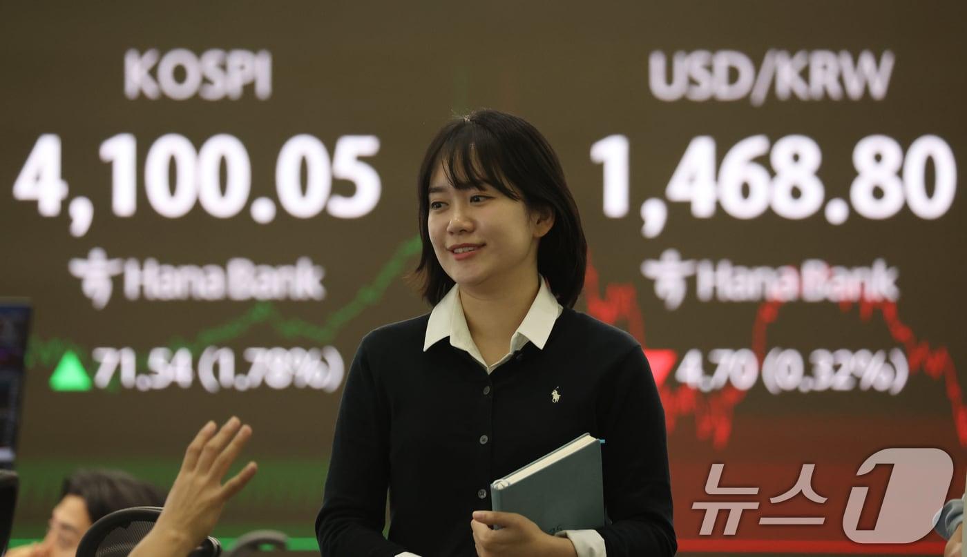 서울 중구 하나은행 딜링룸 전광판에 시황과 원달러 환율이 보이고 있다. ⓒ News1 김명섭 기자