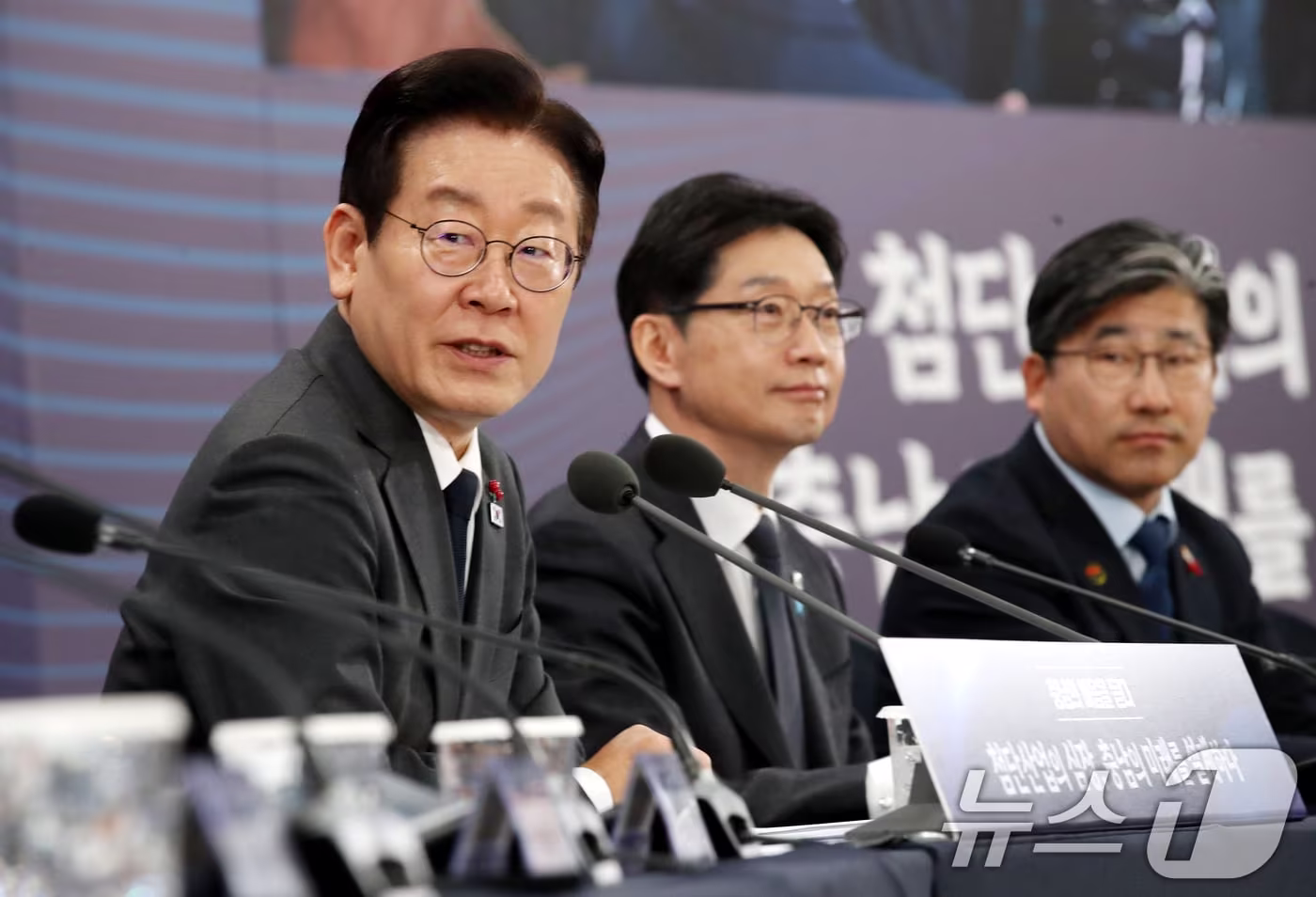 이재명 대통령이 5일 오후 충남 천안 한국기술교육대학교에서 열린 ‘충남의 마음을 담다’ 타운홀미팅 간담회에서 발언을 하고 있다. 2025.12.5/뉴스1 ⓒ News1 대전충남사진공동취재단