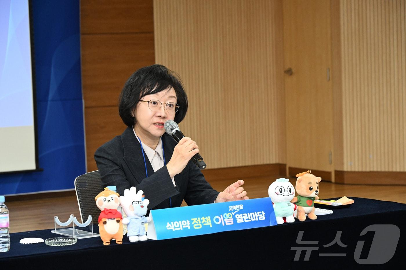 본문 이미지 - 오유경 식품의약품안전처 처장이 지난해 12월 5일 경기 과천시 경인식약청에서 열린 ‘식의약 정책이음 지역현장 열린마당’ 의약품 편에서 발언하고 있다. (식품의약품안전처 제공. 재판매 및 DB 금지)  ⓒ 뉴스1