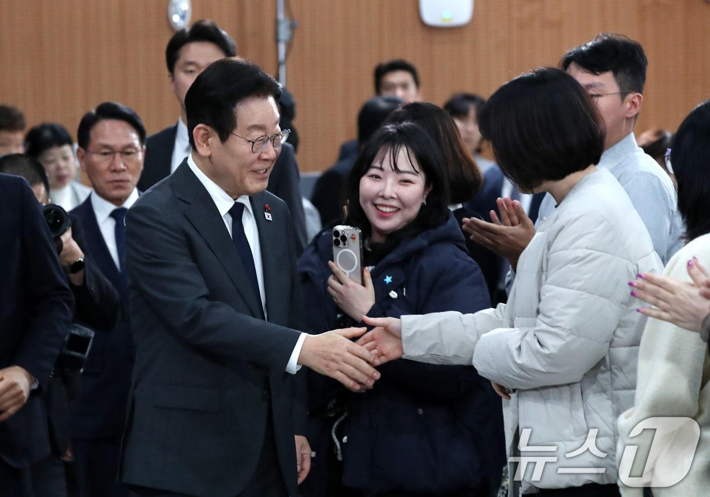 이재명 대통령이 5일 오후 충남 천안 한국기술교육대학교에서 열린 ‘충남의 마음을 담다’ 타운홀미팅 간담회 입장하며 참석자들과 악수하고 있따. 2025.12.5/뉴스1 ⓒ News1 대전충남사진공동취재단