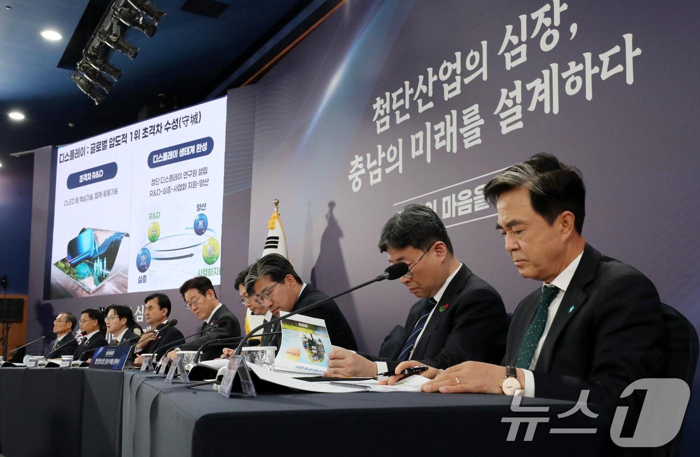 이재명 대통령이 5일 오후 충남 천안 한국기술교육대학교에서 열린 ‘충남의 마음을 담다’ 타운홀미팅 간담회에서 참석자들의 발언을 듣고 있다. 오른쪽은 김태흠 충남지사. 2025.12.5/뉴스1 ⓒ News1 대전충남사진공동취재단