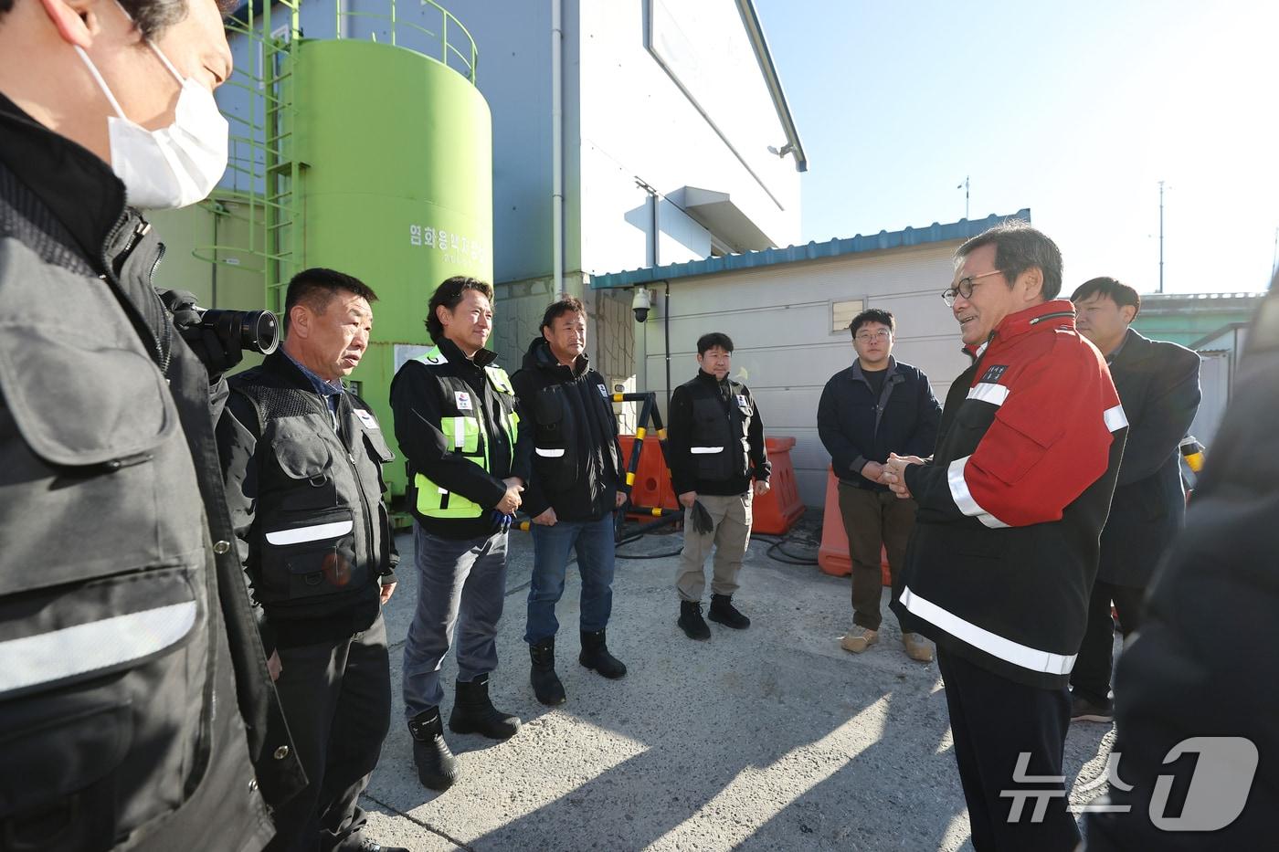 김홍규 강원 강릉시장이 5일 대전동 제설 전진기지를 방문해 제설 정비와 자재 준비 상황을 점검하고 있다.&#40;강릉시 제공, 재판매 및 DB 금지&#41; 2025.12.5/뉴스1