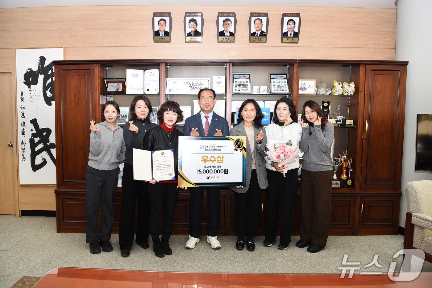 부산 사상구 관계자들이 2025년 읍·면·동 복지안전서비스 개선 우수사례 경진대회에서 우수 지자체로 선정된 뒤 기념사진을 찍고 있다.&#40;사상구 제공. 재판매 및 DB 금지&#41;