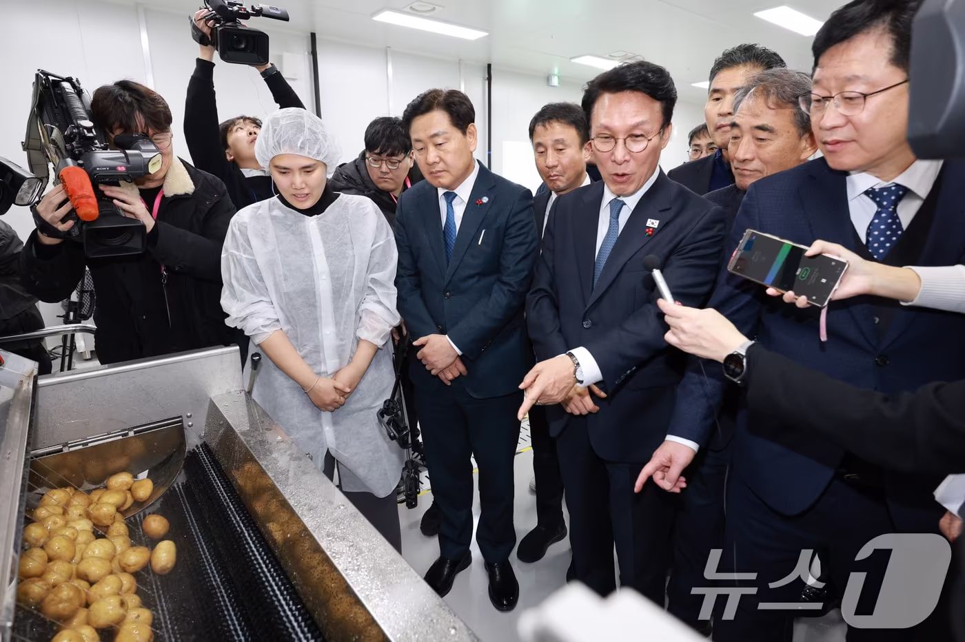 김민석 국무총리&#40;오른쪽&#41;가 5일 전북 익산시 한국식품산업클러스터진흥원 청년식품창업센터에 방문해 창업센터 시찰을 하고 있다. &#40;전북사진기자단&#41; 2025.12.5/뉴스1