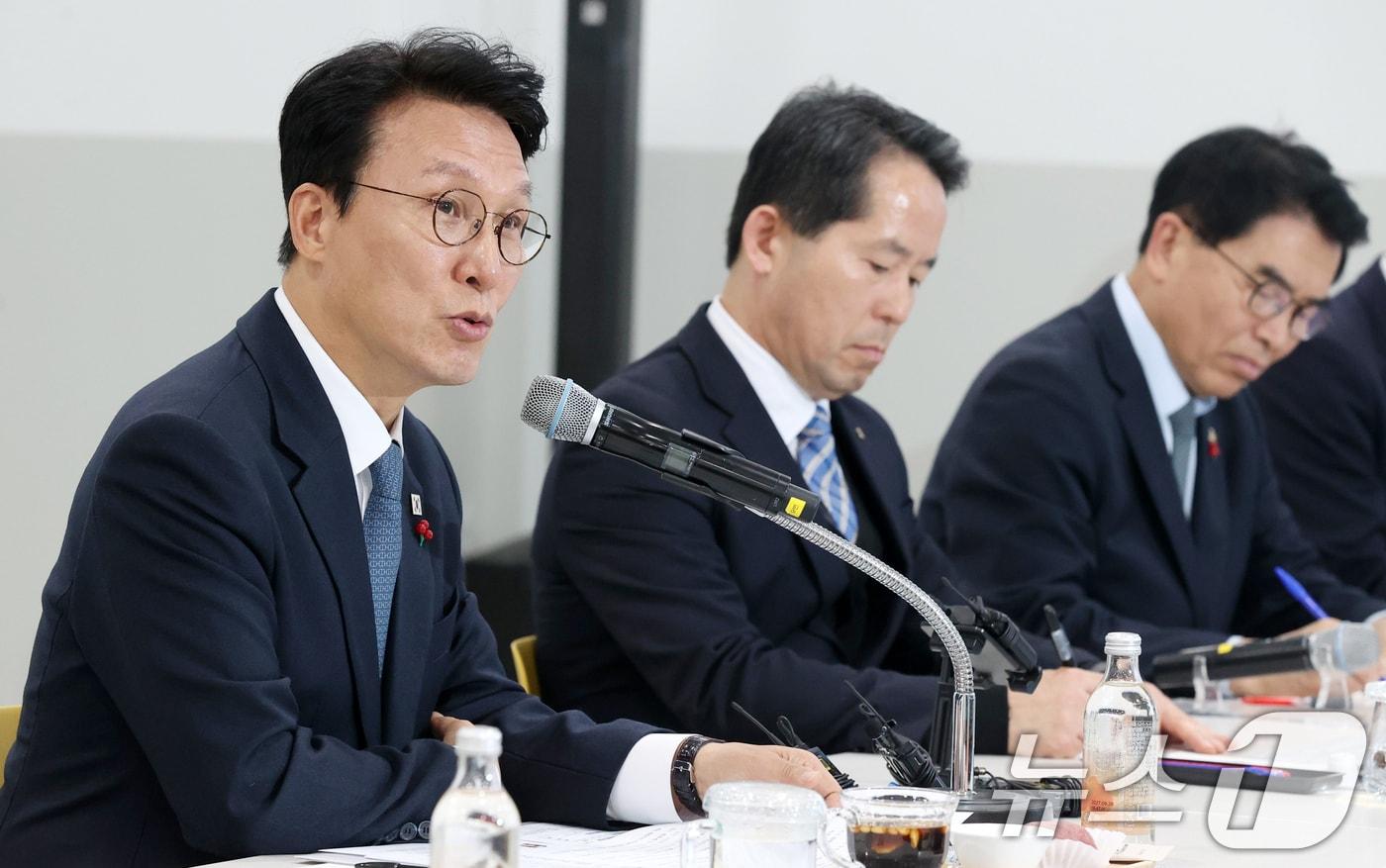 김민석 국무총리가 5일 전북 익산시 한국식품산업클러스터진흥원 청년식품창업센터에 방문해 청년식품 기업 대표들과 간담회를 하고 있다. &#40;전북사진기자단&#41; 2025.12.5/뉴스1