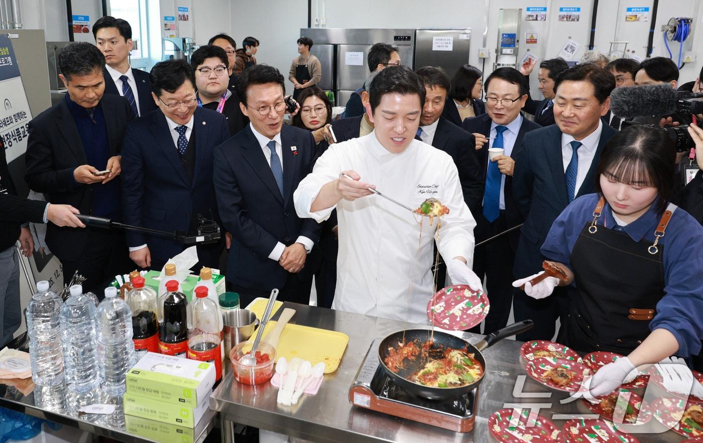 김민석 국무총리가 5일 전북 익산시 한국식품산업클러스터진흥원 청년식품창업센터에 방문해 창업센터 시찰을 하고 있다. &#40;전북사진기자단&#41; 2025.12.5/뉴스1