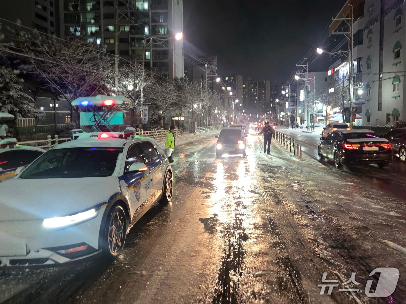 본문 이미지 - 지난 4일 오후 내린 폭설로 인해 경찰이 의정부시 신곡고가도로 일대를 통제하는 모습. &#40;사진=경기북부경찰청&#41; / 뉴스1