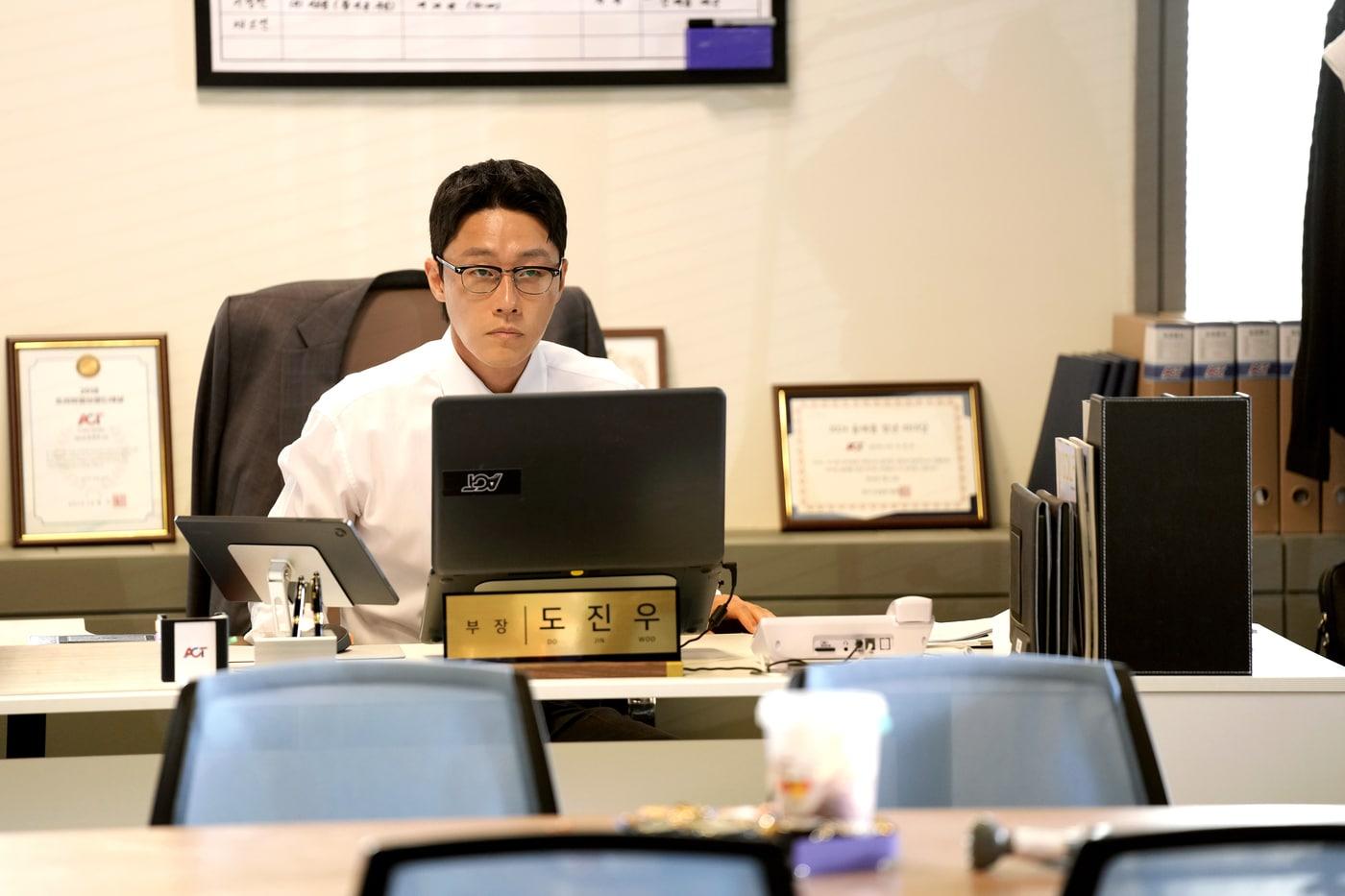 JTBC &#39;서울 자가에 대기업 다니는 김부장 이야기&#39; 배우 이신기 / SLL, 드라마하우스, 바로엔터테인먼트 제공