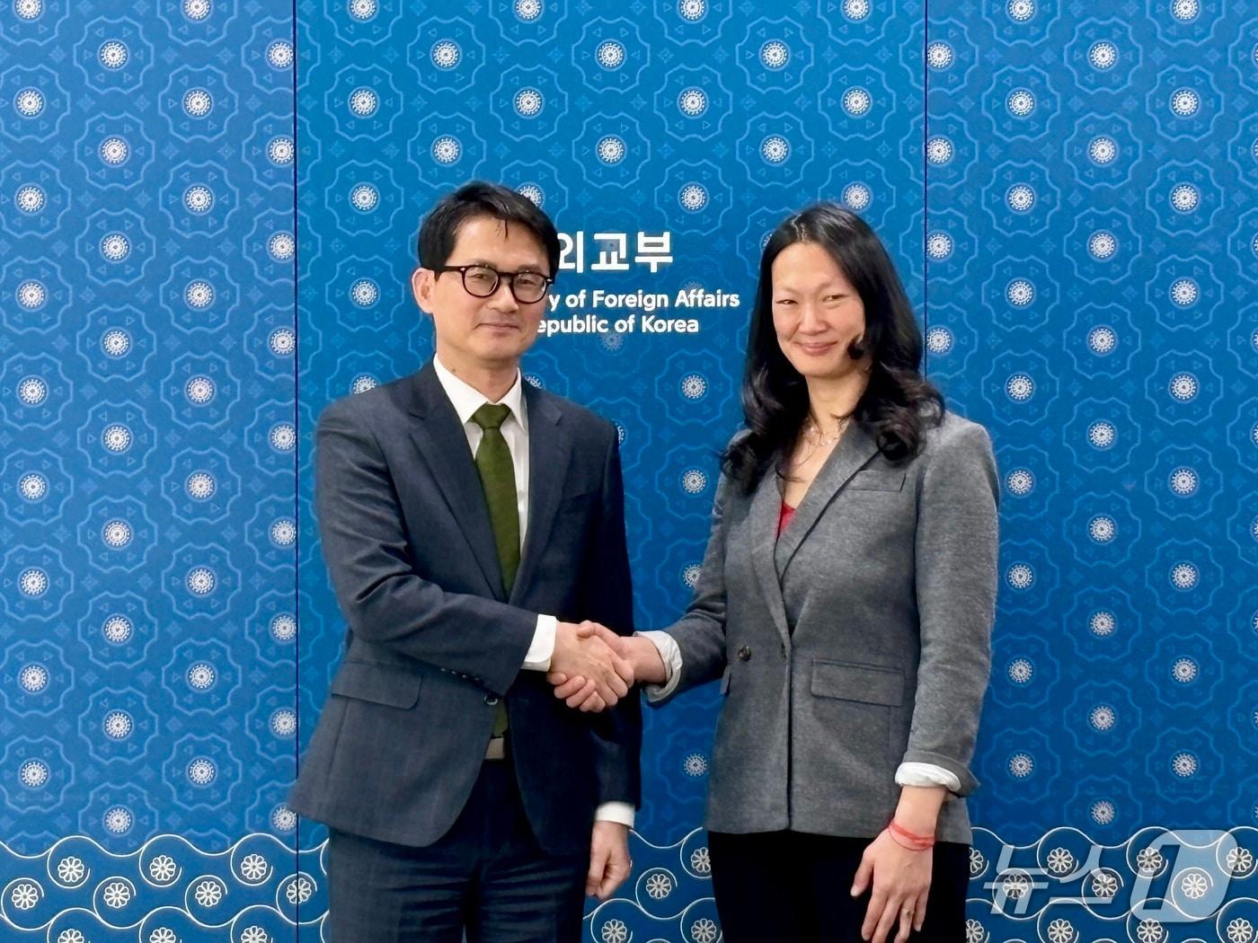 본문 이미지 - 이철 외교부 국제기구·원자력국장과 미측 줄리 터너 국무부 민주주의·인권·노동국 부차관보 대행은  외교부에서 제5차 한미 민주주의 거버넌스 협의체 회의와 연례 한미 인신매매 협의회를 잇달아 개최했다. 2025.12.05. &#40;외교부 제공&#41;