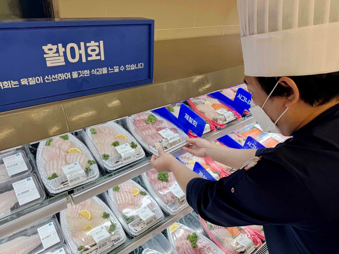 본문 이미지 - 이마트 가든파이브점 생선회 매장&#40;이마트 제공&#41;