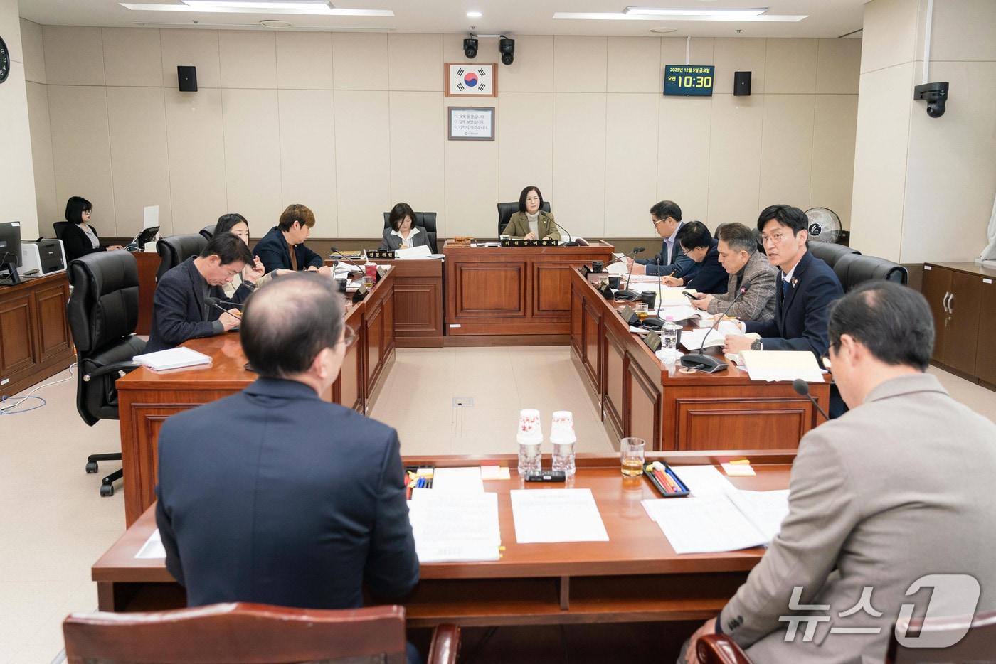 5일 열린 용인특례시의회 의회운영위원회 회의 모습.&#40;시의회 제공&#41;