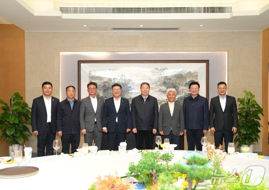 본문 이미지 - 전북도의회는 중국 후난성 정치협상회의&#40;정협&#41;의 공식 초청을 받아 3일부터 7일까지 3박 5일 일정으로 후난성 일원을 방문했다.&#40;의회제공&#41;2025.12.5/뉴스1