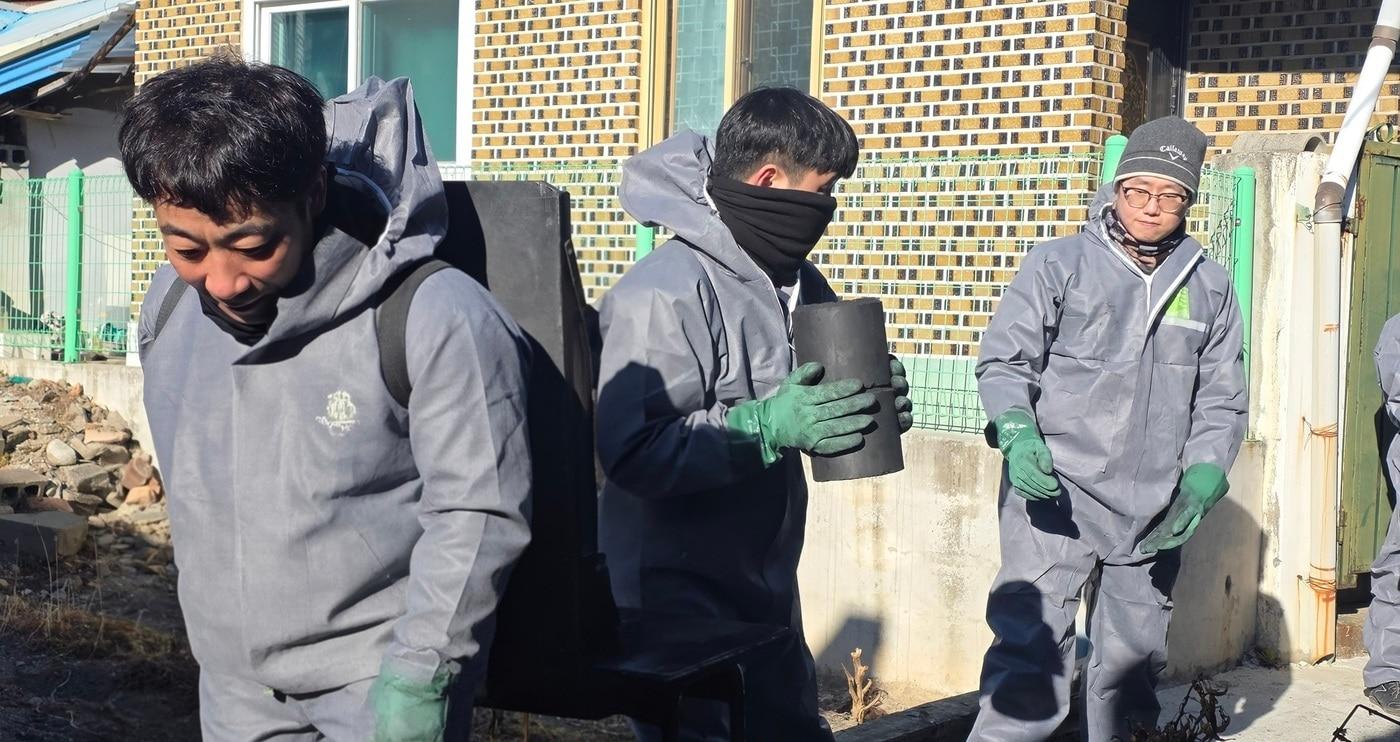 4일 영풍 석포제련소 관계자들이 석포면 난방 취약가구에 연탄을 배달하고 있다. &#40;영풍 제공&#41;