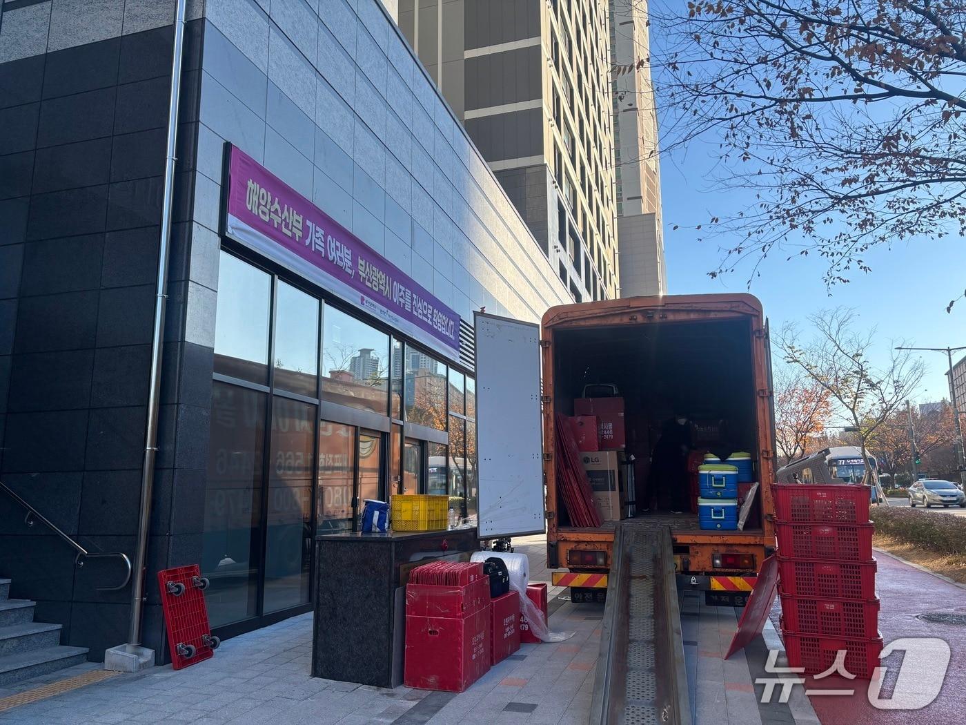 본문 이미지 - 5일 해양수산부 가족동반 이주 직원의 이삿짐이 옮겨지는 모습. 2025.12.5. ⓒ 뉴스1 홍윤 기자