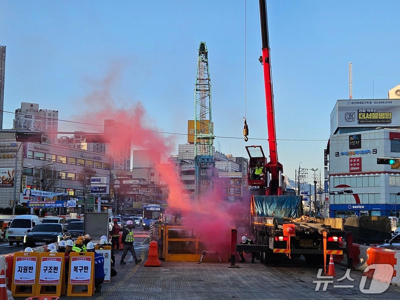 본문 이미지 - 서울시는 겨울철 화재발생 위험이 높은 공사장을 대상으로 한 화재 대응 모의훈련을 지난 2일 미아사거리 일대, 동북선 도시철도 공사현장&#40;2공구 107정거장&#41;에서 실시했다고 7일 밝혔다. &#40;서울시 제공&#41; 뉴스1 ⓒ News1