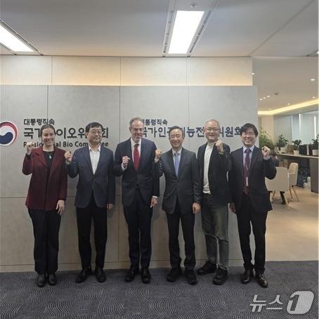 본문 이미지 - 임문영 국가인공지능전략위원회 상근 부위원장이 데이비드 자폴스키 아마존 글로벌 대외 정책 및 법무 총괄 수석 부회장과 5일 면담했다. 2025.12.05/뉴스1&#40;국가인공지능전략위원회 제공&#41;