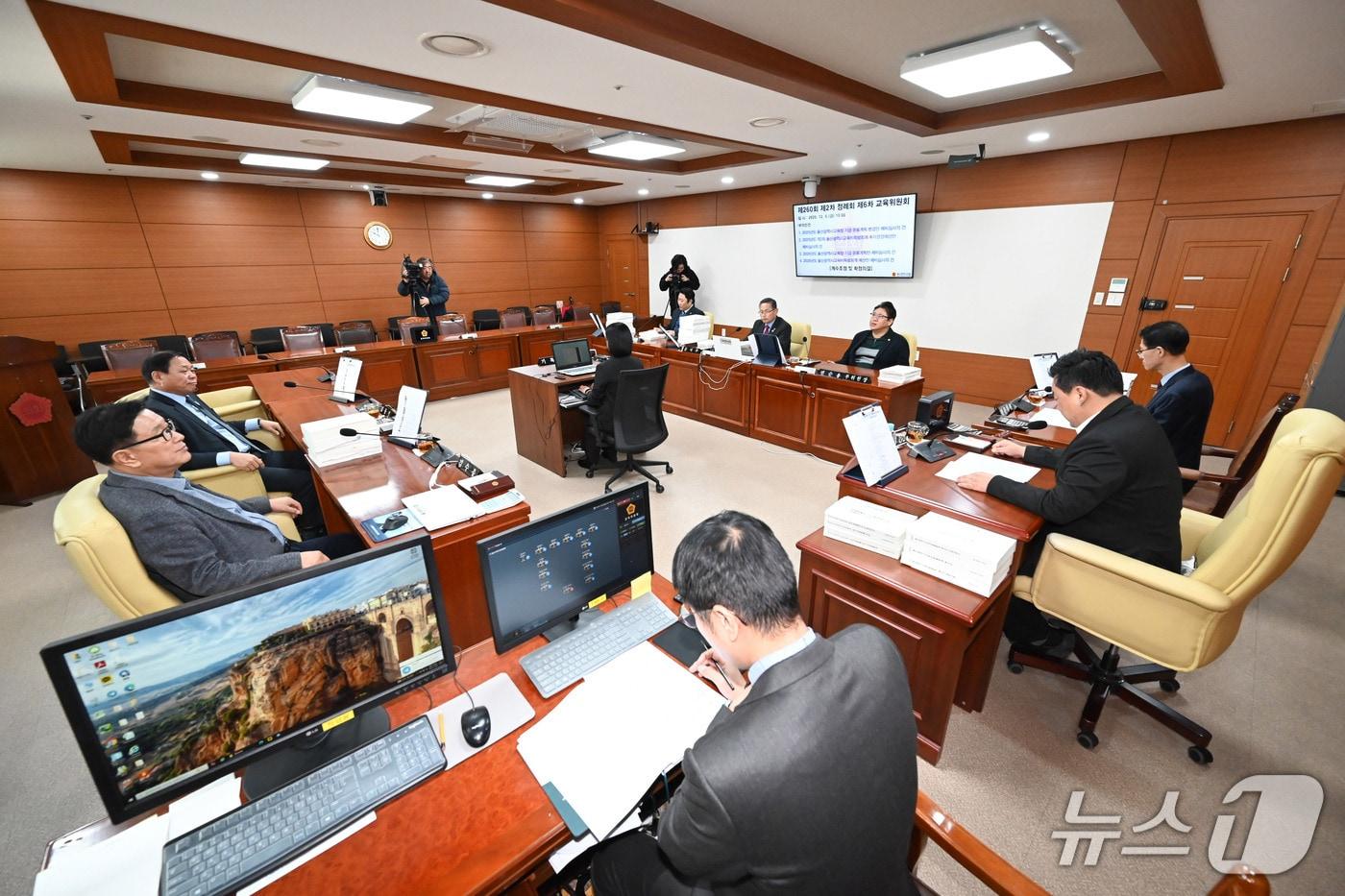 울산시의회 교육위원회가 5일 2025년도 울산광역시교육청 기금 운용계획 변경안 예비심사를 하고 있다.&#40;울산시의회 제공. 재판매 및 DB금지&#41;/뉴스1