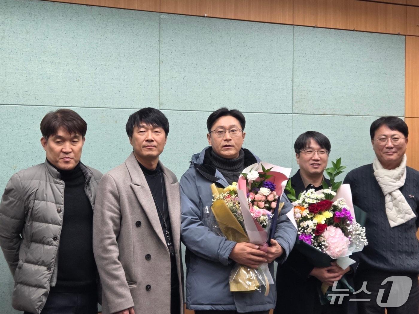 본문 이미지 - 5일 정원익 JTV전주방송 기자&#40;가운데&#41;가 제50대 전북기자협회장에 선출된 뒤 기념 촬영을 하고 있다.&#40;전북기자협회 제공. 재판매 및 DB금지&#41;/뉴스1