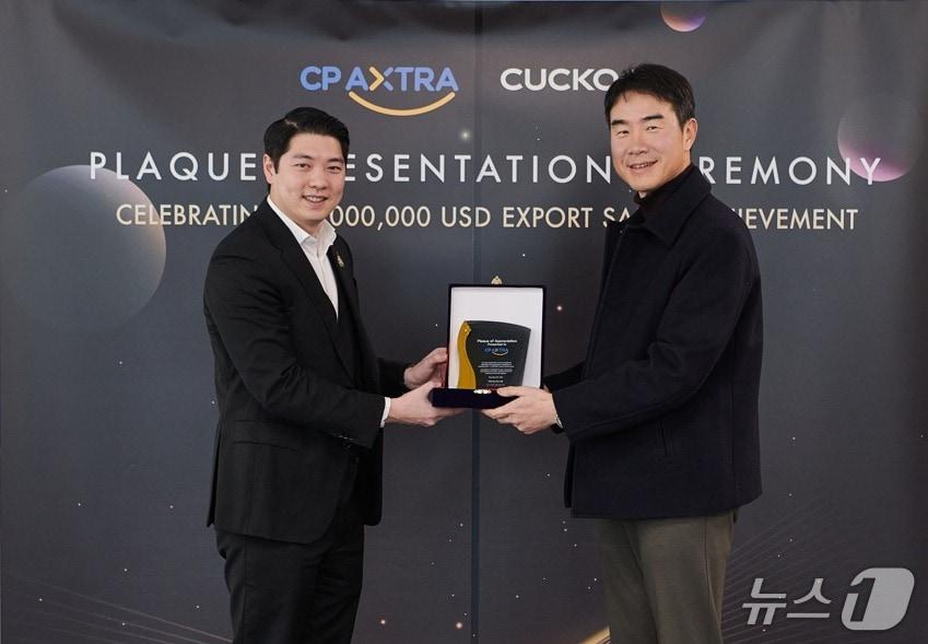 본문 이미지 - 구본학 쿠쿠 대표&#40;오른쪽&#41;가 타닛 치라바논 CP엑스트라 대표에게 감사패를 전달했다.&#40;쿠쿠 제공&#41;
