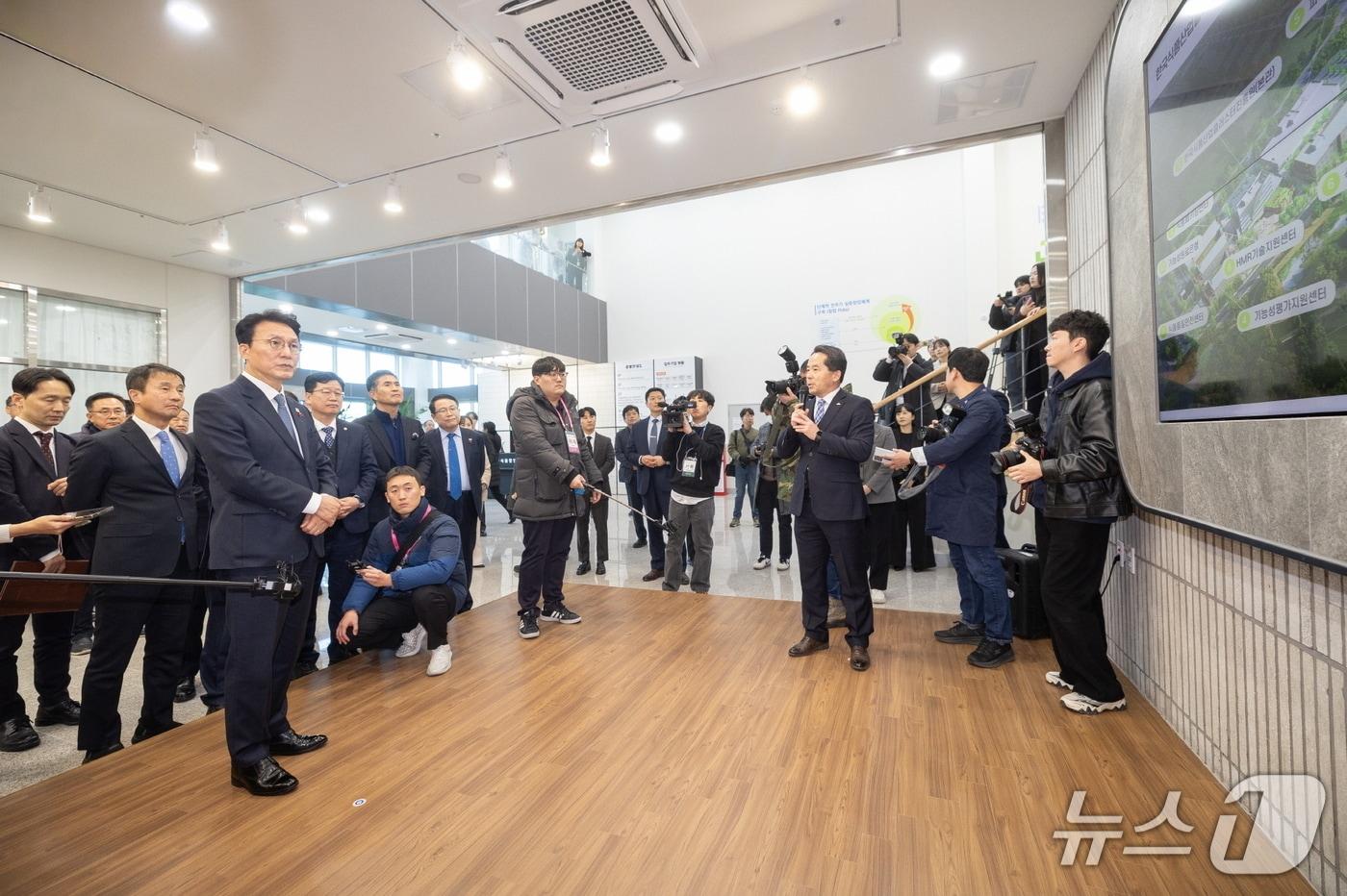5일 김민석 국무총리가 전북 익산시 왕궁면에 위치한 &#39;익산 국가식품클러스터&#39;를 둘러보며 식품정책 성과를 직접 확인했다.&#40;익산시 제공. 재판매 및 DB 금지&#41;