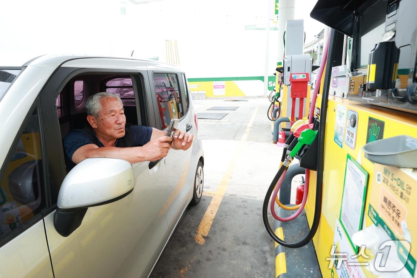 용인시가 운영하는 &#39;장애인 등 우선배려 주유서비스&#39;가 보건복지부 장관 표창을 받았다. 사진은 한 운전자가 도움을 요청하기 위해 주유기에 부착된 QR코드를 찍고 있는 모습.&#40;용인시 제공&#41;