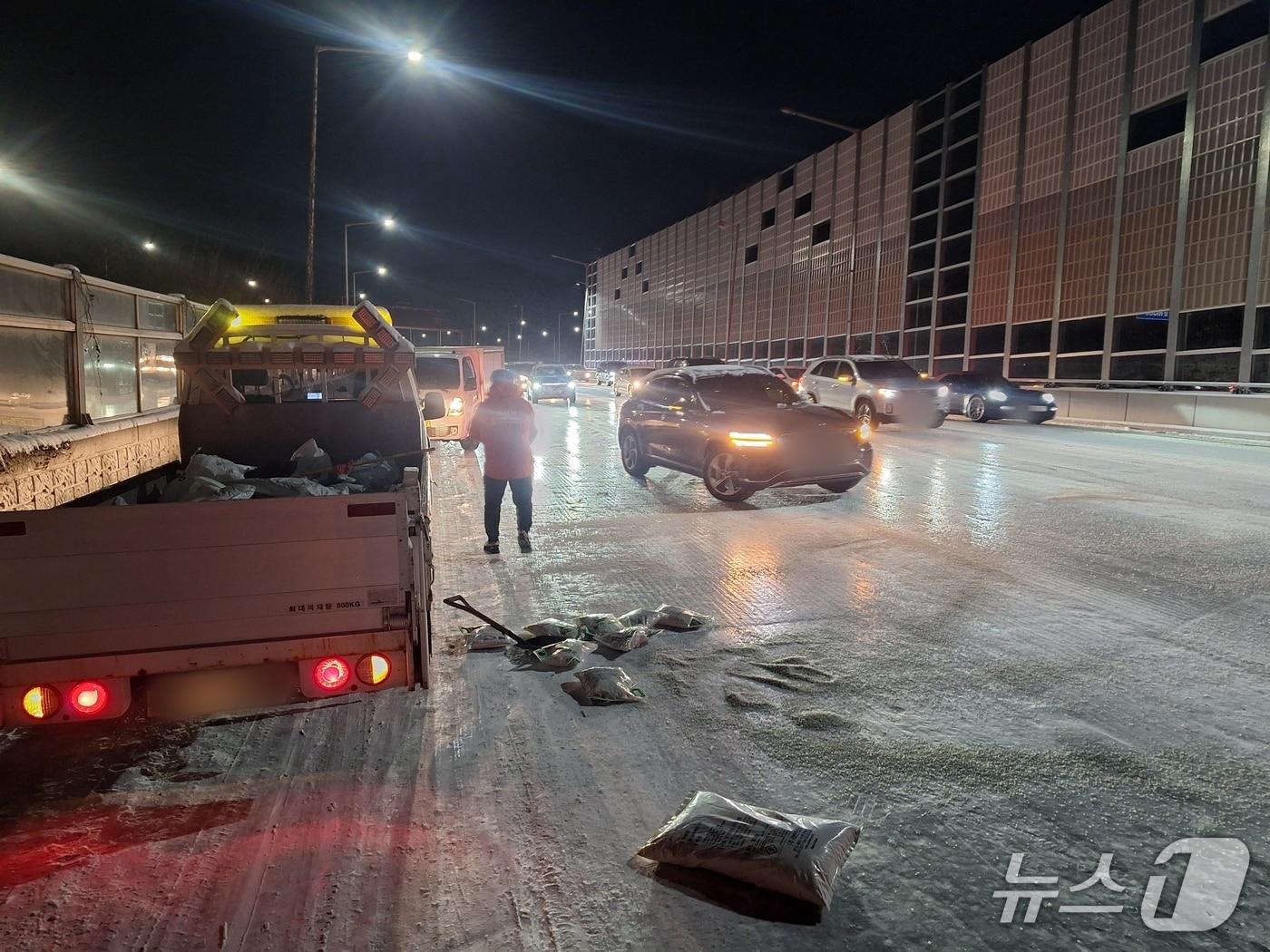 본문 이미지 - 과천봉담도시고속화도로 제설작업 중인 과천시 공무원.&#40;과천시 제공&#41;