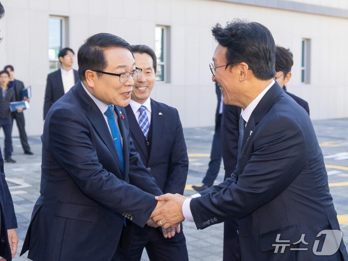 본문 이미지 - 정헌율 익산시장이 5일 익산을 방문한 김민석 국무총리와 악수를 하고 있다.&#40;익산시 제공. 재판매 및 DB 금지&#41;