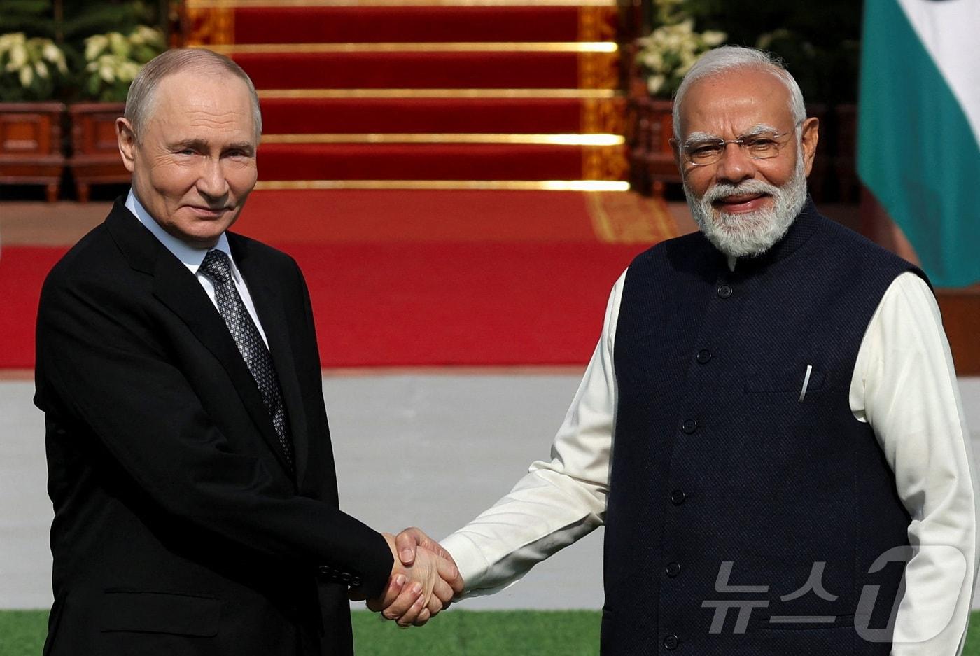 뉴델리 정상회담에 앞서 악수하는 푸틴 러시아 대통령&#40;왼쪽&#41;과 모디 인도 총리. 2025.12.05 ⓒ 로이터=뉴스1 ⓒ News1 이지예 객원기자