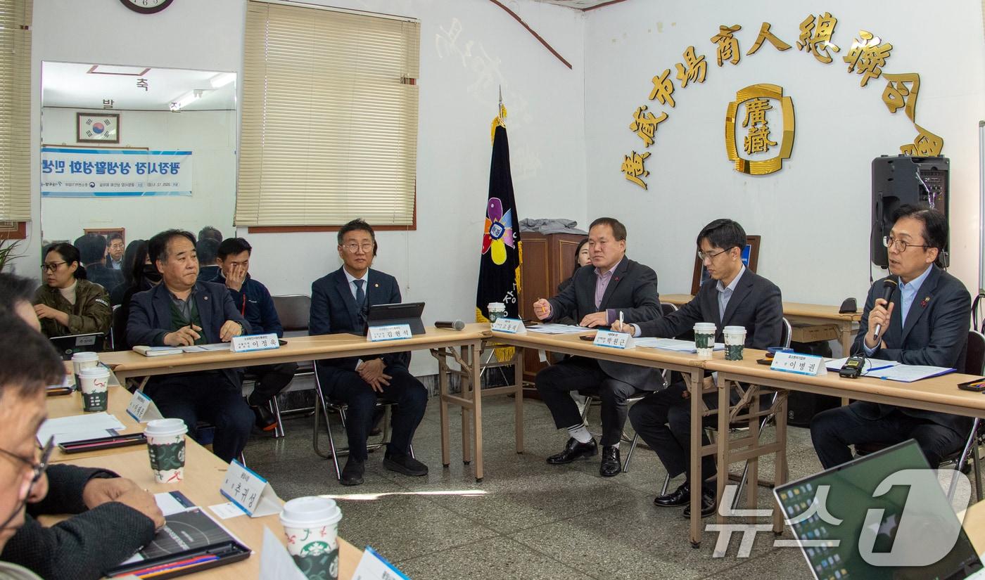 본문 이미지 - 이병권 중소벤처기업부 제2차관이 지난달 5일 서울 종로구 광장시장에서 열린 '광장시장 상생활성화 민생현장 간담회'에서 모두 발언을 하고 있다. (중기부 제공)