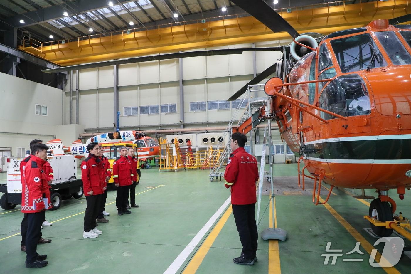 김진태 강원특별자치도지사가 산림항공본부를 찾아 산불 대비 태세를 점검했다. &#40;강원도 제공, 재판매 및 DB금지&#41;