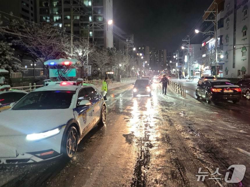 본문 이미지 - 지난 4일 오후 내린 폭설로 인해 경찰이 의정부시 신곡고가도로 일대를 통제하는 모습. &#40;사진=경기북부경찰청&#41; / 뉴스1