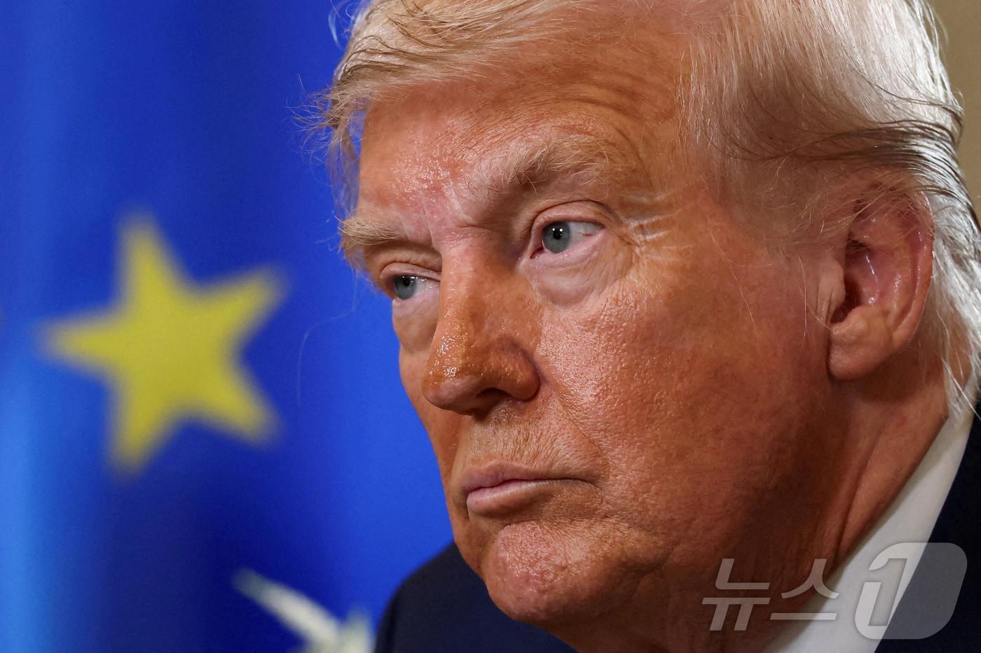 EU기 앞의 트럼프 미국 대통령. 2025.07.27 ⓒ 로이터=뉴스1 ⓒ News1 이지예 객원기자