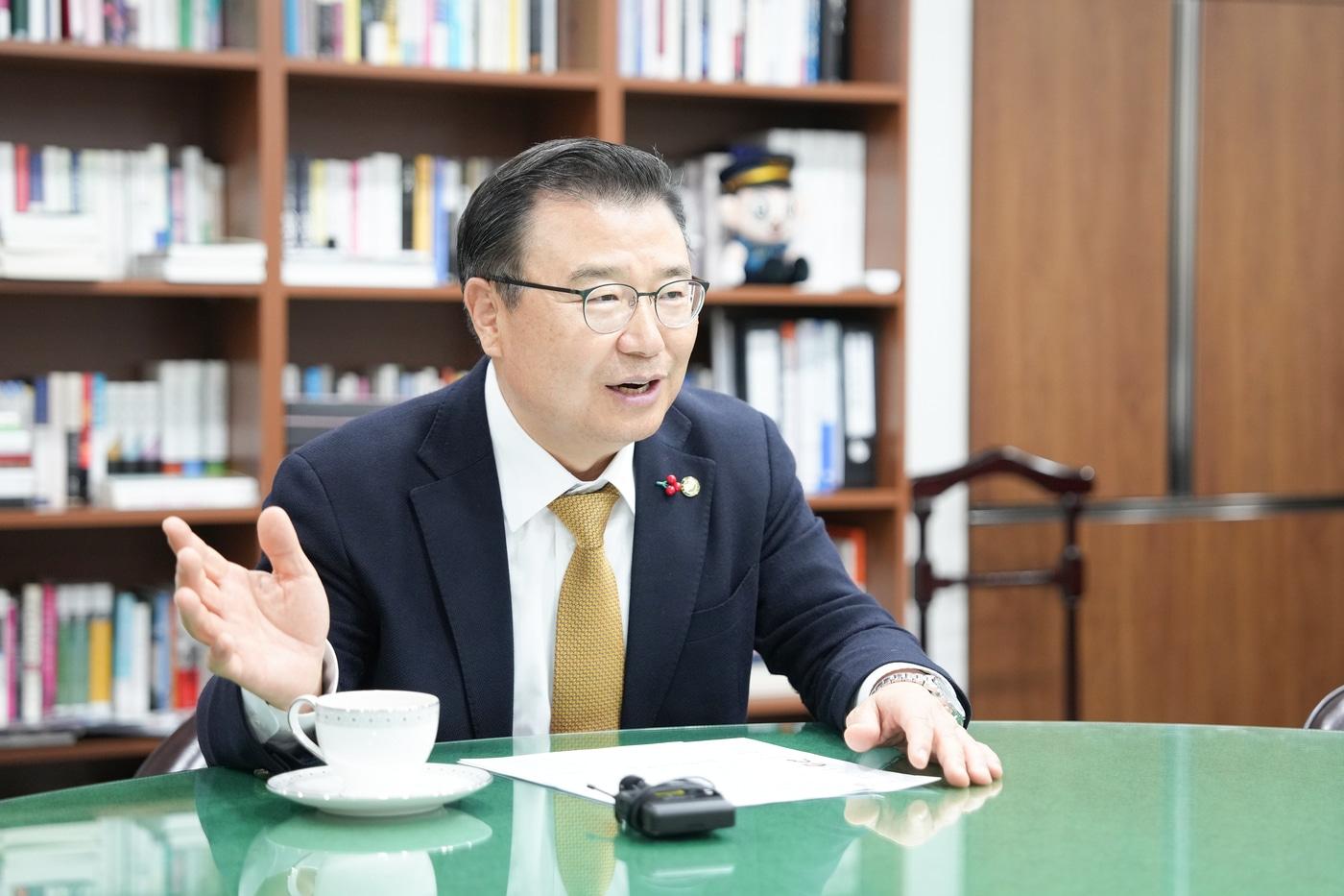 류경기 중랑구청장이 구의 동물복지 관련 정책 추진 성과를 설명하고 있다&#40;구 제공&#41;. ⓒ 뉴스1